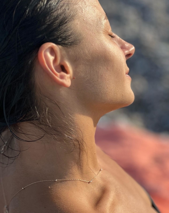 Илона Гвоздева показалась в эффектном купальнике на фоне моря (ФОТО) - фото №2