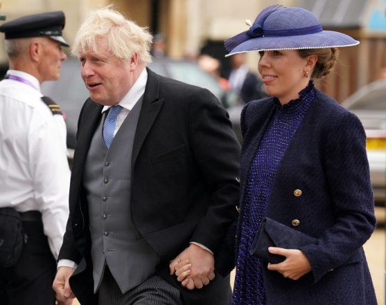 Борис Джонсон разом із дружиною на коронації Чарльза III: невже вбрання Керрі на щось натякає? - фото №3