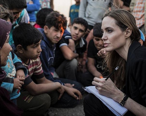 Вместе против болезни: Анджелина Джоли и Кайли Дженнер пожертвовали по миллиону на борьбу с коронавирусом - фото №1