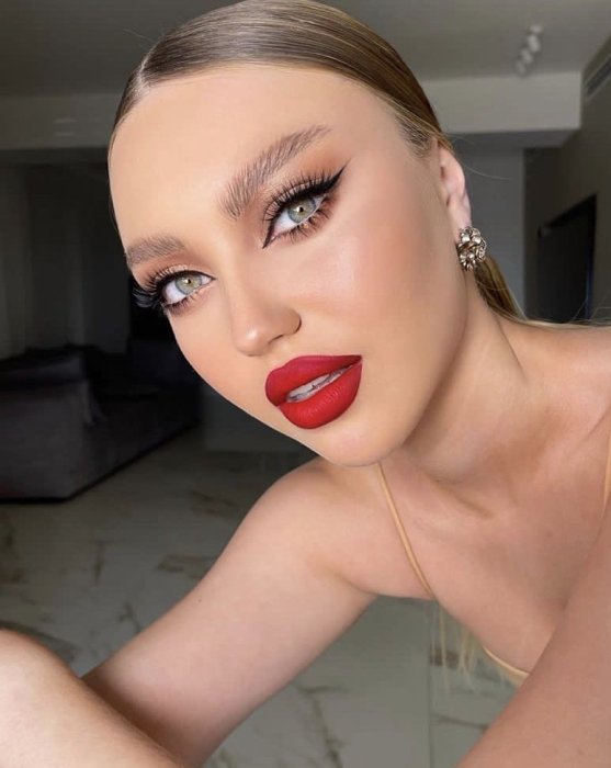 Макияж с красными губами.