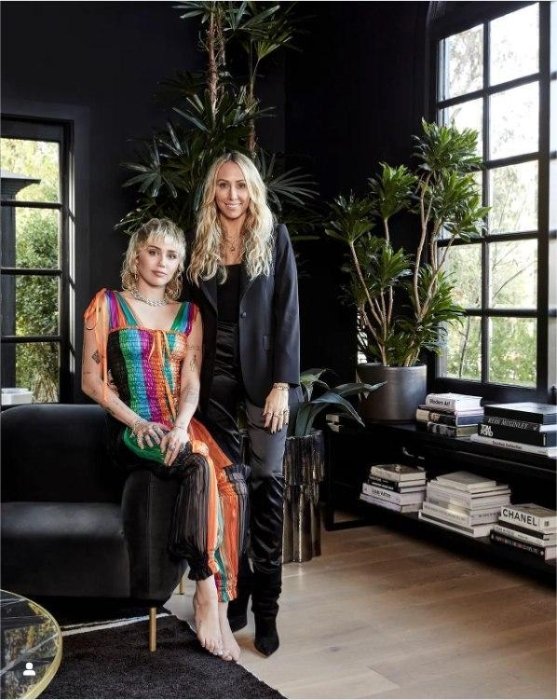 Черные книжные полки с книгами