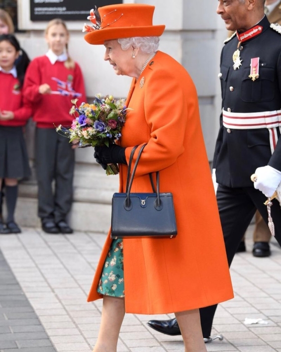 Сайт любимых сумок Елизаветы II не выдержал ажиотажа после выхода "Короны" и вышел из строя - фото №1