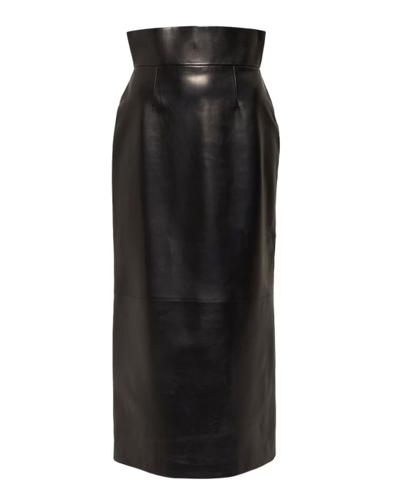 На фото длинная кожаная юбка черного цвета