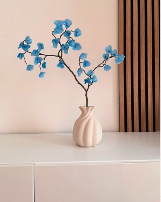 Дерево с синими цветами в горшке.