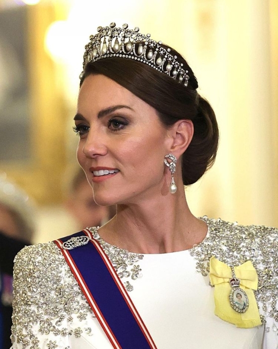Дебютный выход в статусе принцессы Уэльской. Кейт Миддлтон блистает в бриллиантовой тиаре и платье за 5000$ (ФОТО) - фото №4