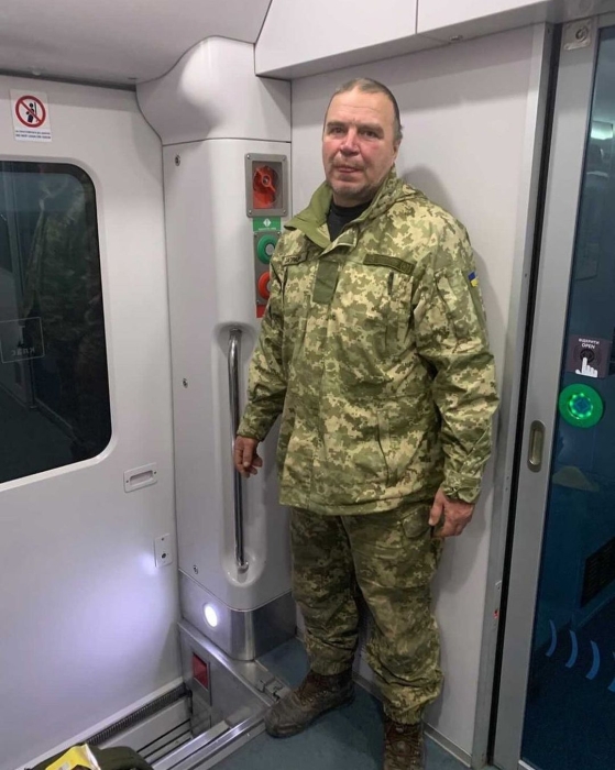 Скандал в поезде УЗ: военного, который ехал домой с фронта, выгнали в тамбур из-за "плохого запаха" - фото №2