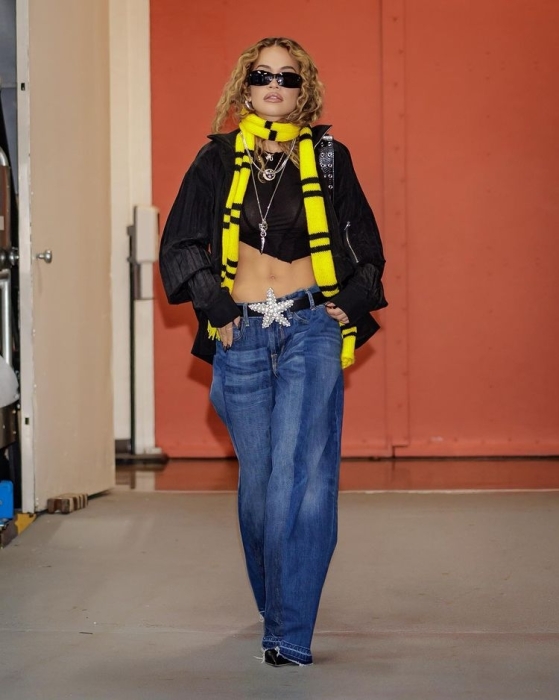 Рита Ора в джинсах и желтом шарфе