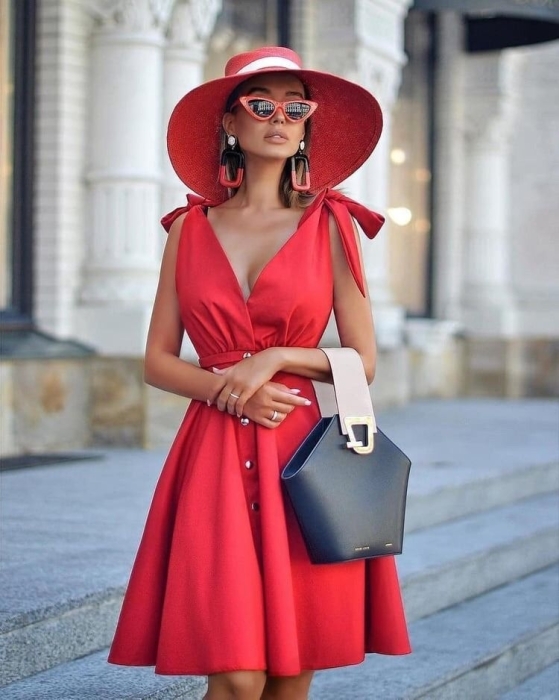 Жінка-вогонь: дизайнери представили червоні трендові сарафани на липень 2023 (ФОТО) - фото №2