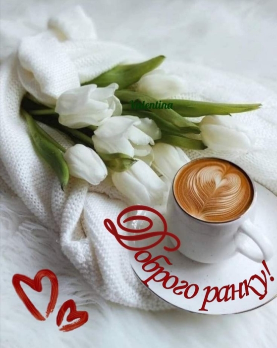 Чашка кави біля букета білих тюльпанів, фото