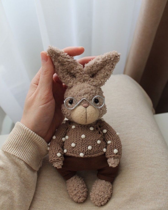Игрушечный кролик в очках, фото