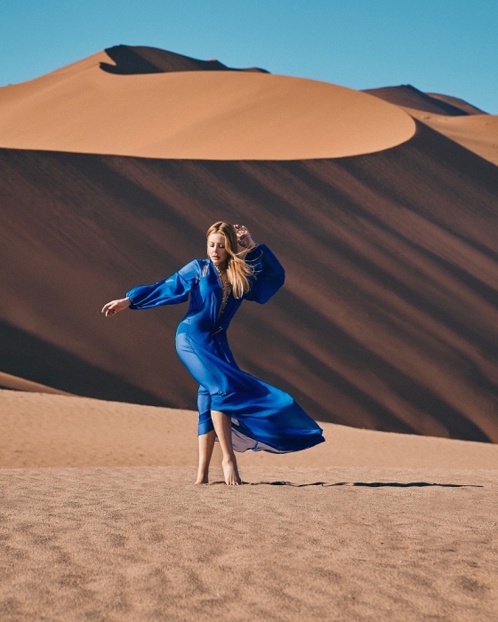 В песчаных дюнах: Тина Кароль украсила обложку журнала VIVA! (ФОТО) - фото №2