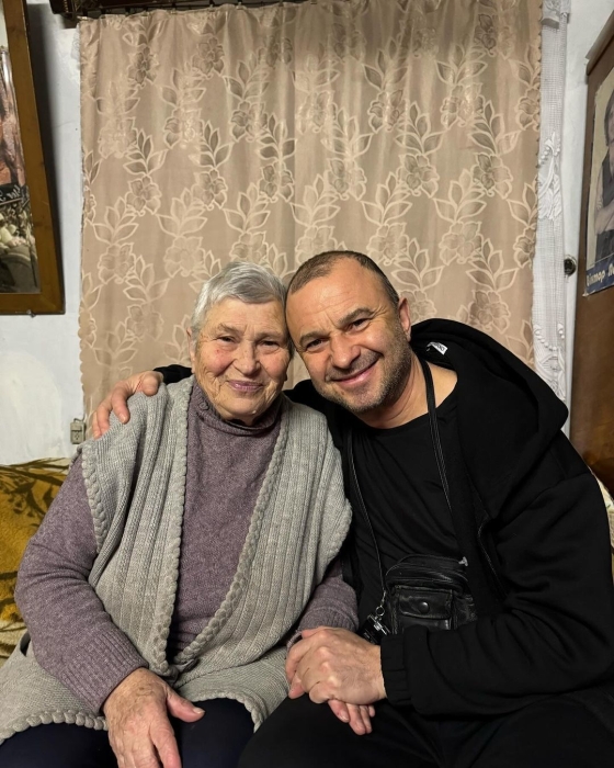 Виктор Павлик наведался к 83-летней маме и показал, похожи ли они между собой (ФОТО) - фото №1