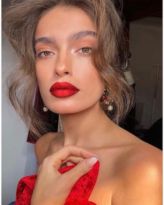 Красные губы макияж.