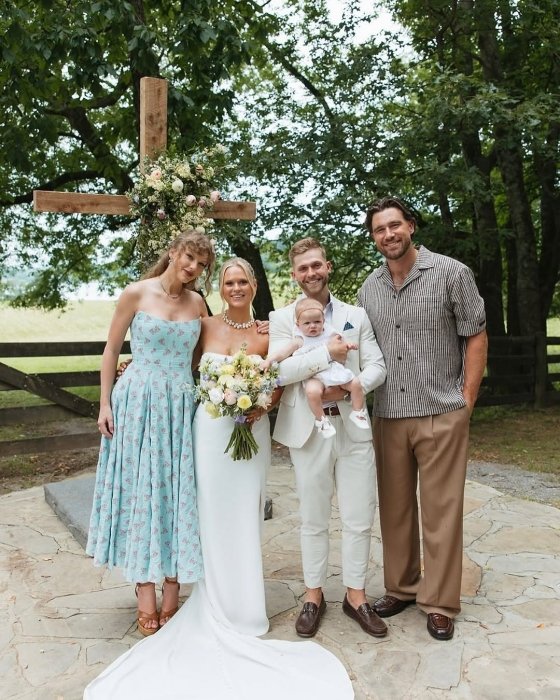 Тейлор Свіфт показалася у сукні у квітковий принт - де таку купити