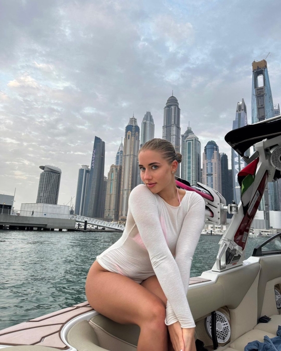 Ліза Судакова в Дубаї, фото