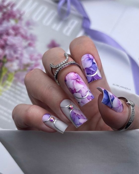 Манікюр на весну у фіолетовому кольорі
