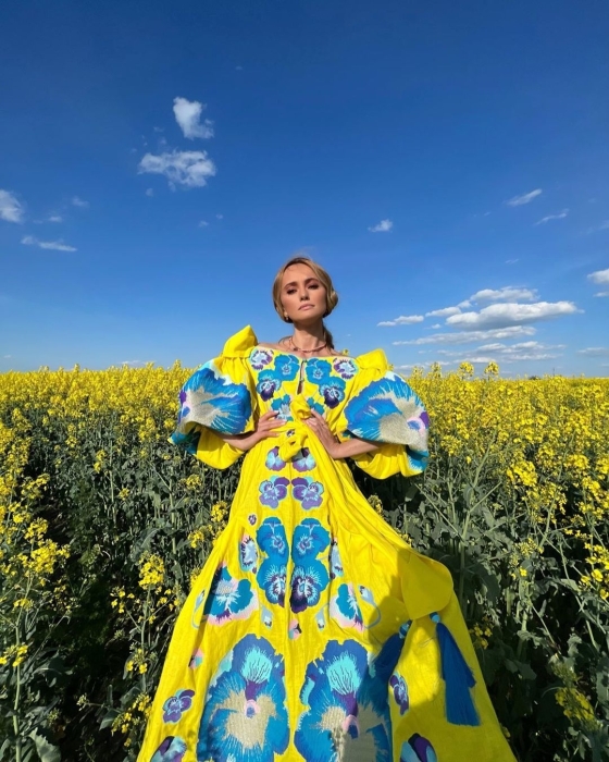 Зірка "Район Мелроуз" і "Пліткарки" Келлі Разерфорд вразила образом у сукні-вишиванці українського бренду - фото №2