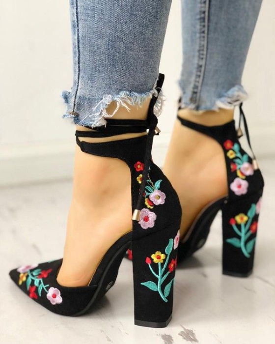 Черные туфли с цветами на каблуке, фото