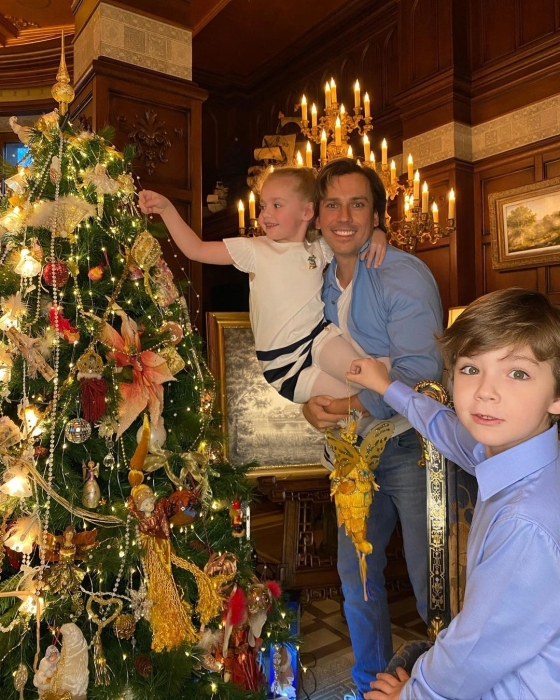 Максим Галкин показал, как с детьми украшает новогоднюю елку (ФОТО) - фото №1