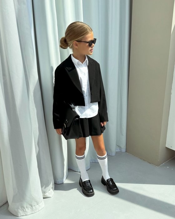 Стильные образы для девочек в школу.