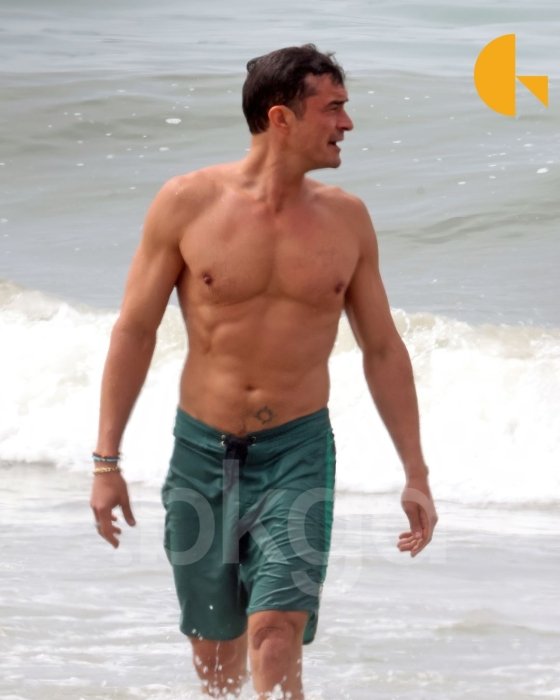 Орландо Блум показал свою фигуру на пляже – новые фото актера