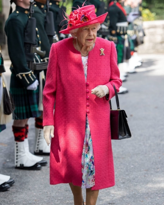 Королева выбирает розовый: Елизавета II восхитила новым выходом в женственном образе (ФОТО) - фото №2