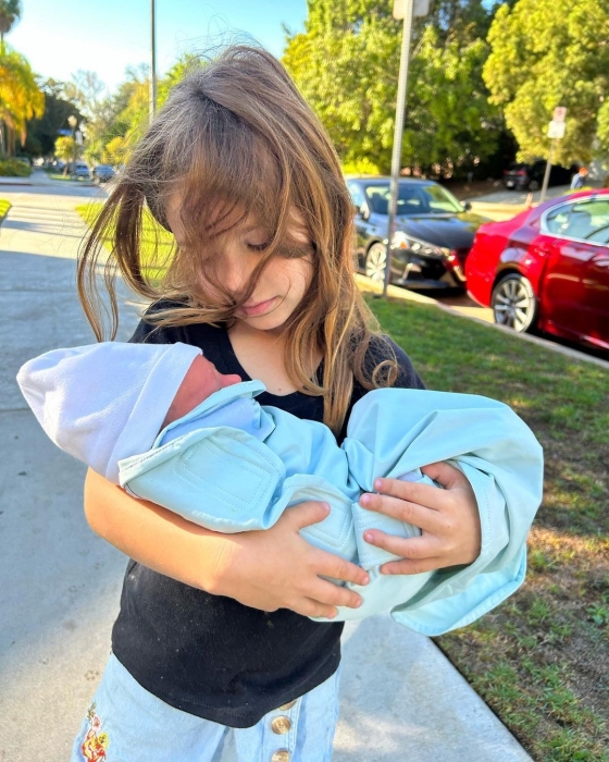 Андрей Бедняков впервые встретился с 8-месячным сыном: трогательные кадры - фото №1