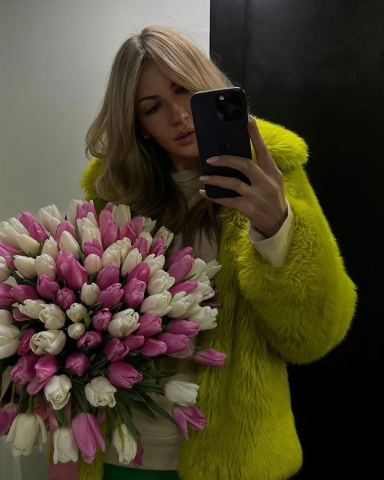 "Кто-то у дверей постоянно оставляет цветы": Леся Никитюк снова получила большой букет от тайного поклонника - фото №2
