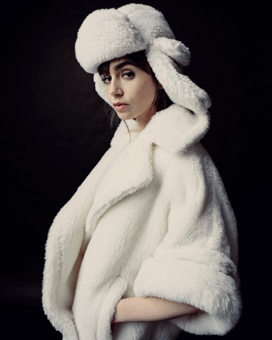 Повод для гордости: Лили Коллинз снялась для Vogue в шапке от украинского бренда (ФОТО) - фото №1