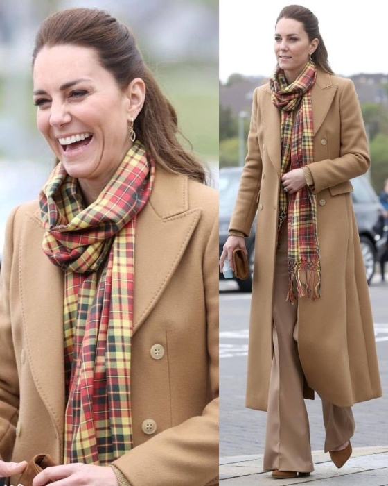 Карамельное пальто и клетчатый шарф: Кейт Миддлтон показала стильный наряд во время рабочей поездки (ФОТО) - фото №1