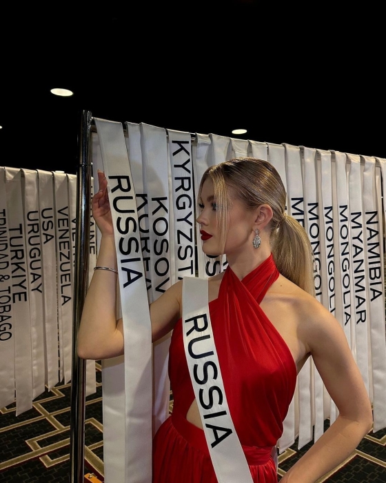 "Когда раша бомбила — эта курва улыбалась": KAMALIYA возмутилась участием россиянки на конкурсе "Мисс Вселенная-2022" - фото №1