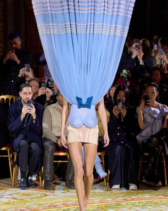 Это безумие! В Сети обсуждают новый показ Viktor & Rolf, на котором платья не подчинялись закону гравитации (ФОТО) - фото №1