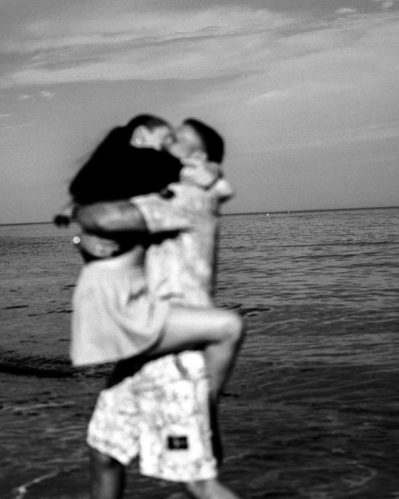 Усик с супругой на побережье Испании. Фото instagram.com/usyk_kate1505