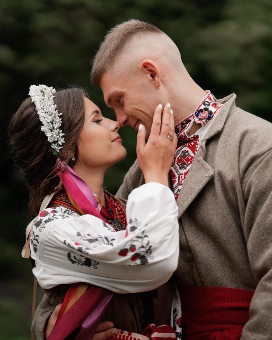 Учасник Kalush Orchestra зіграв весілля в українському стилі: перші кадри - фото №1