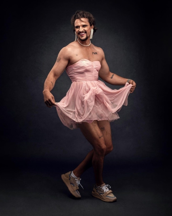 В розовом платье и макияже: Тарас Цымбалюк удивил эпатажной фотосессией (ФОТО) - фото №1