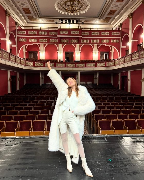 Наталка Денисенко в білому одязі, фото