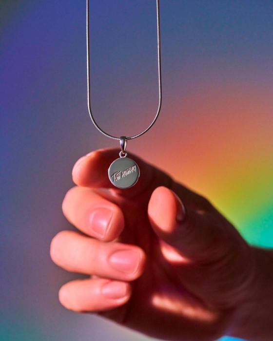 "Тобі можна бути (з) ким захочеш": український бренд womán jewelry випустив прикрасу на підтримку ЛГБТ+ військових - фото №2