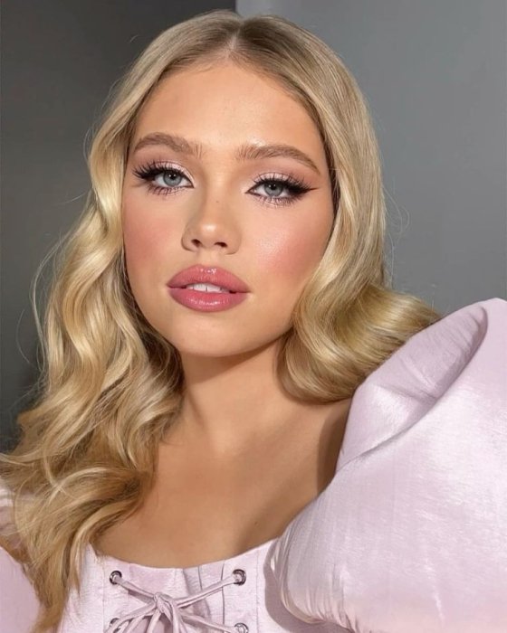 Макияж с румянами.