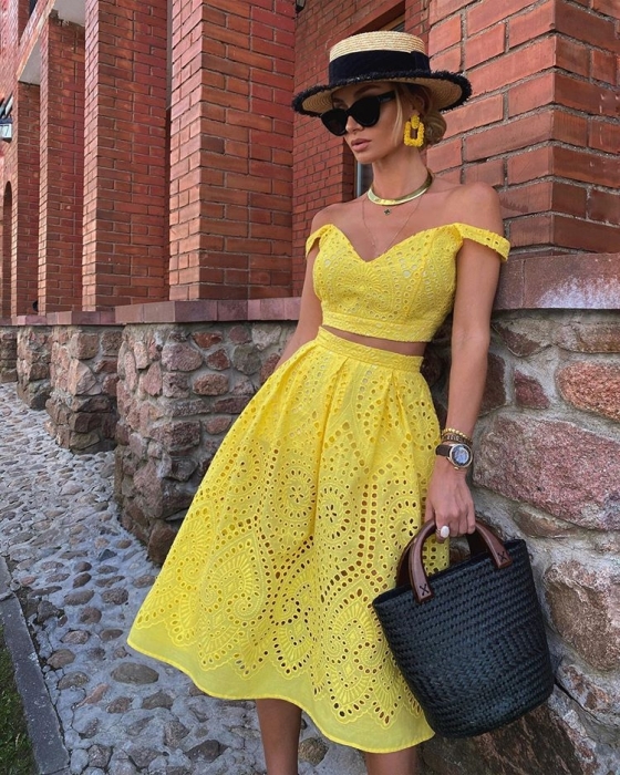 Желтые сарафаны и платья: дизайнеры представили модные новинки для лета 2023 года (ФОТО) - фото №1