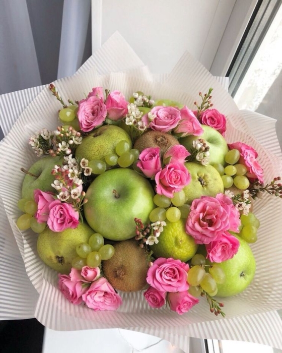 Букет із зелених яблук, винограду, ківі та рожевих троянд, фото