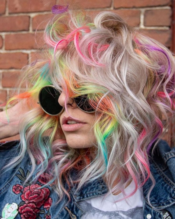 Волосы блонд с цветами радуги, фото