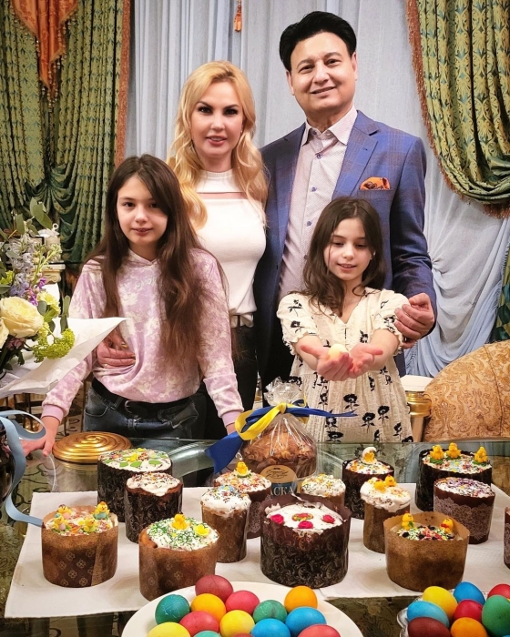 Камалия с мужем и детьми