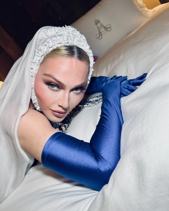 65-летняя Мадонна засветила обнаженную грудь в горячей фотосессией в постели (ФОТО) - фото №3