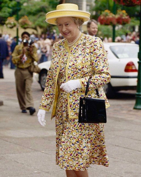 Сайт любимых сумок Елизаветы II не выдержал ажиотажа после выхода "Короны" и вышел из строя - фото №2