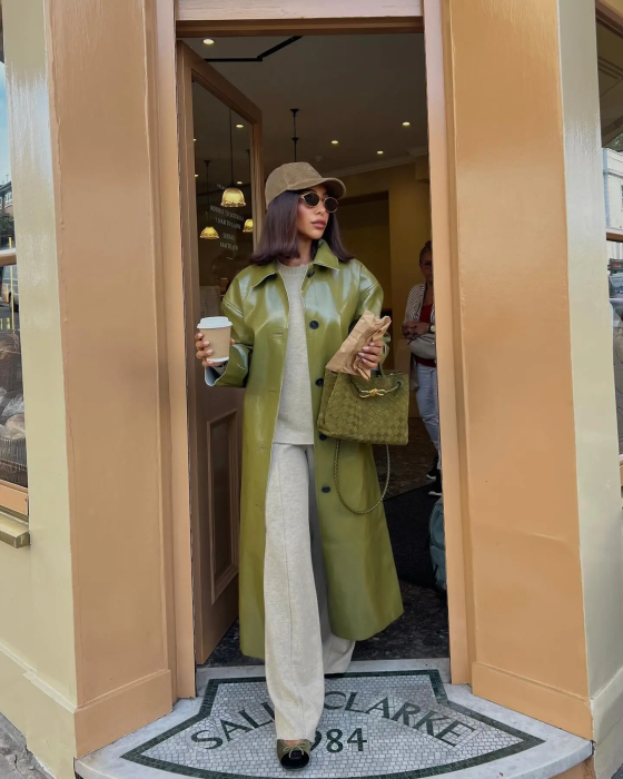 Модные кожаные плащи 2025, фото