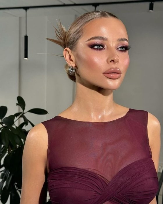 Макияж в бордовом стиле.