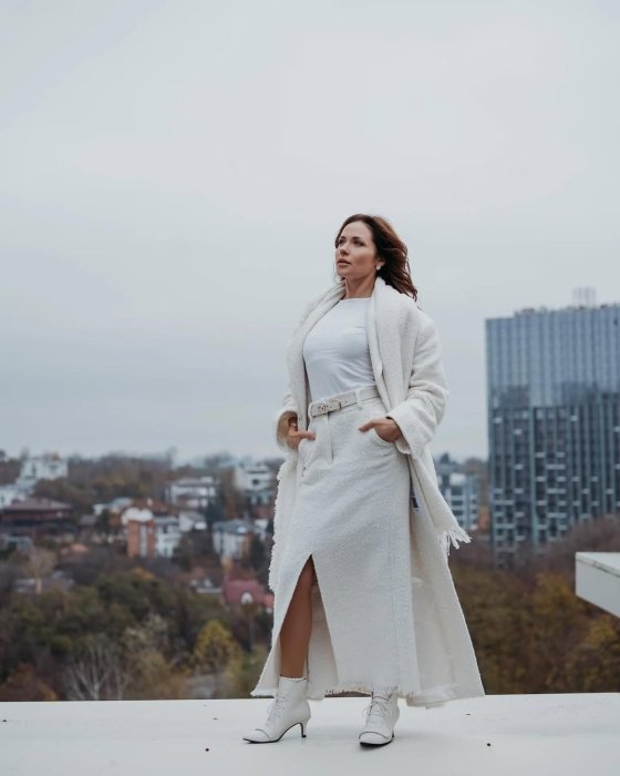 Наталка Денисенко в білому одязі, фото