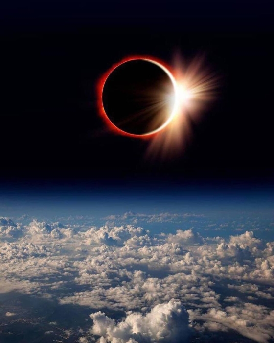 На фото сонячне затемнення
