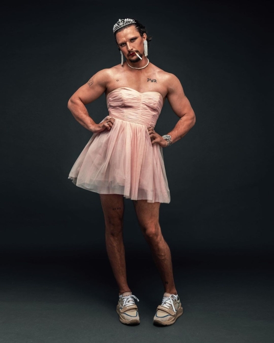 В розовом платье и макияже: Тарас Цымбалюк удивил эпатажной фотосессией (ФОТО) - фото №3