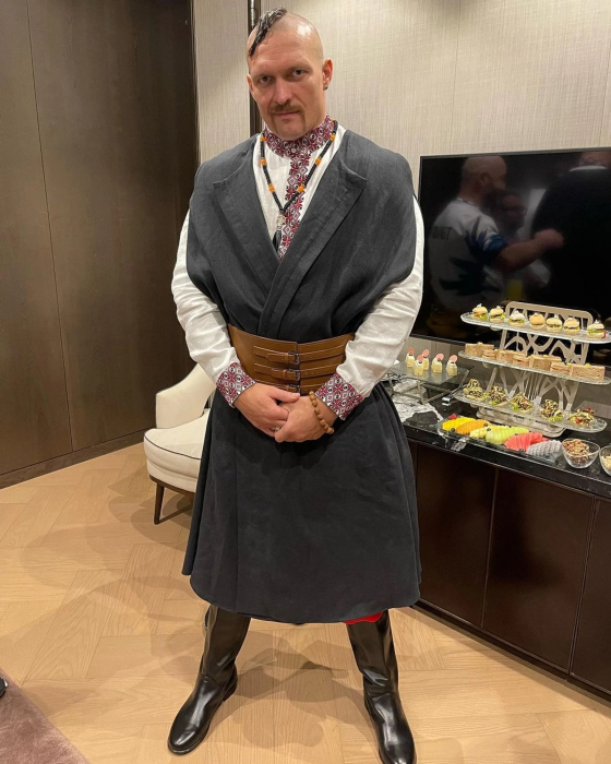 Александр Усик в костюме казака, фото